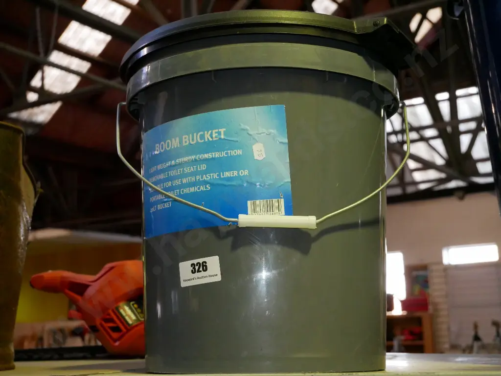 Boom bucket with removable toilet seat lid Image 1++