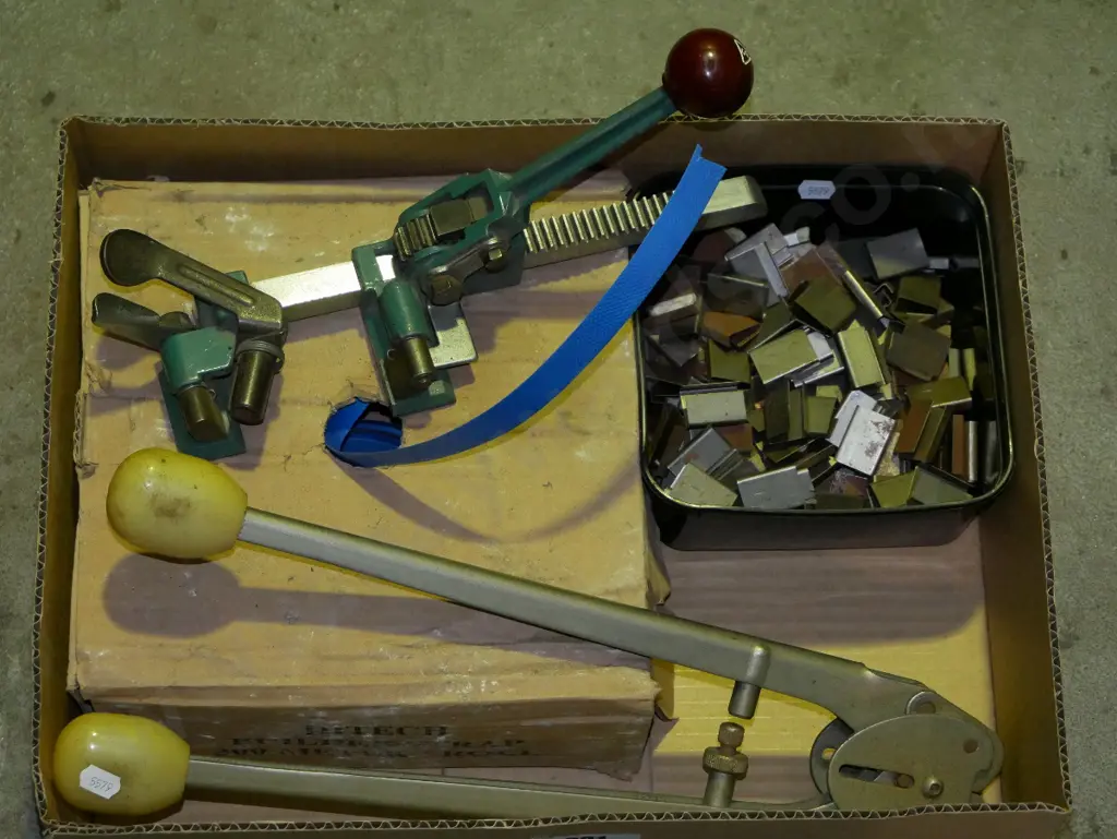 box; plastic strapping kit Image 1++