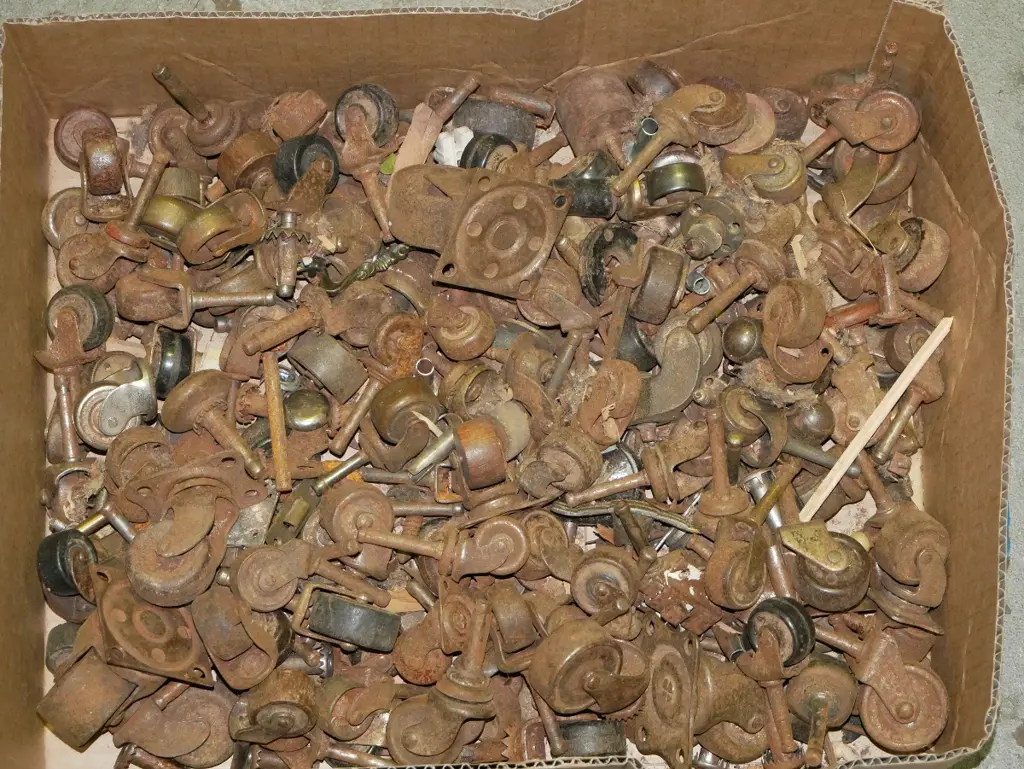 box; metal casters Image 1++
