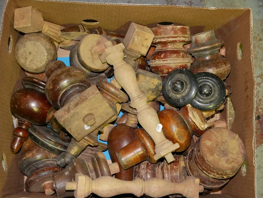 box; turned mahogany furniture feet Image 1++