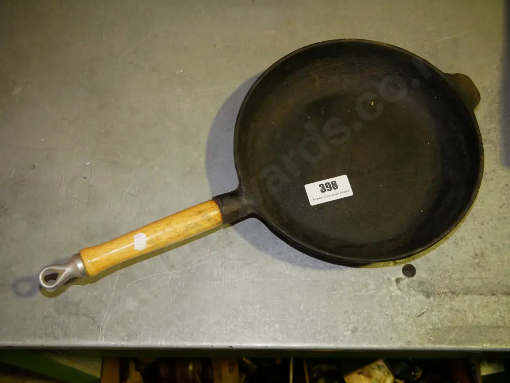 cast iron frying pan Image 1++