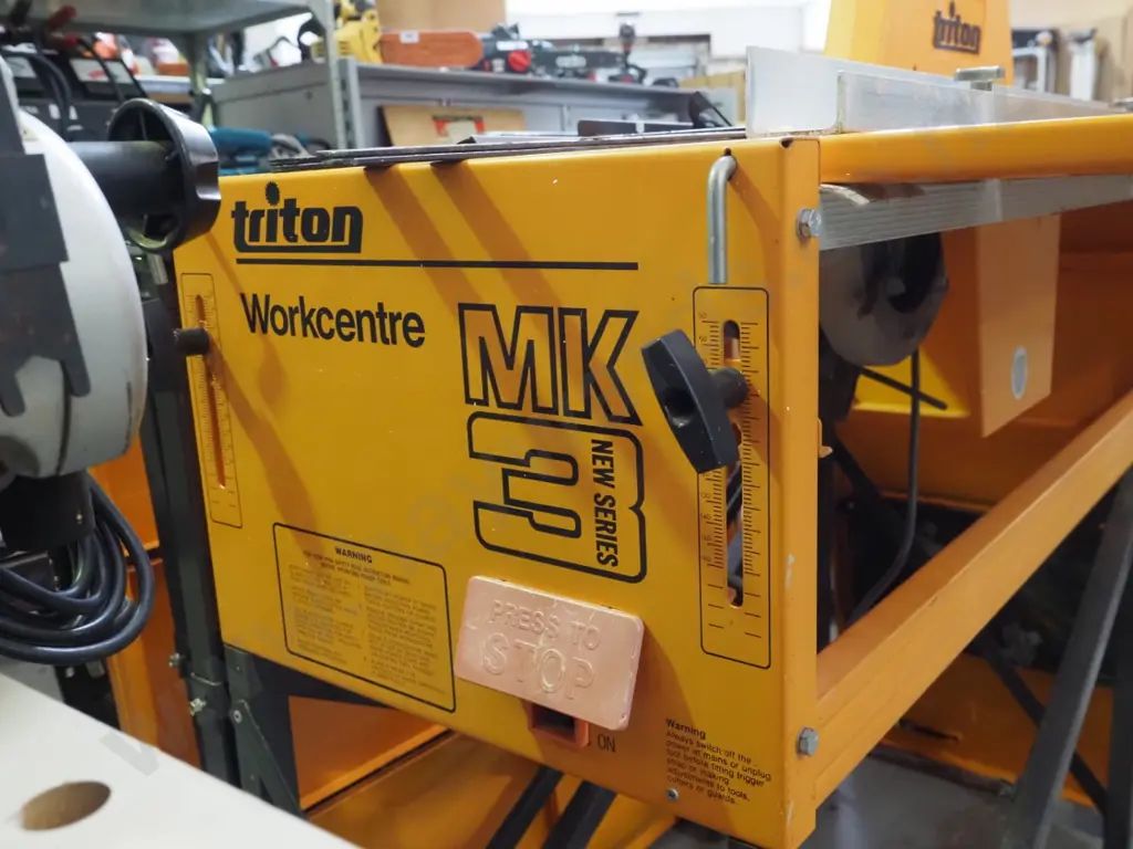 Triton work bench with skilsaw, router table and extension table Image 1++