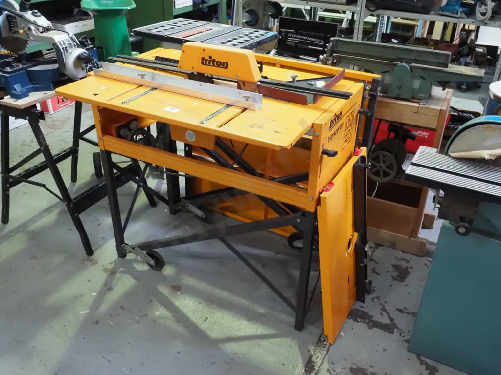 Triton work bench with skilsaw, router table and extension table Image 1++