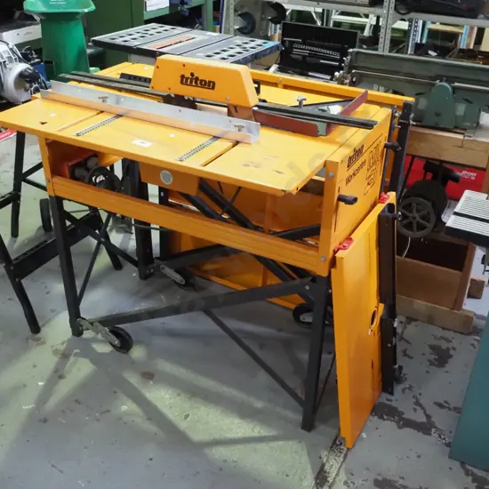 Triton work bench with skilsaw, router table and extension table