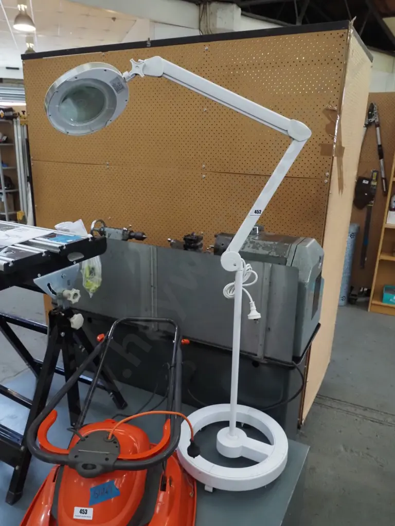 illuminated magnifying glass on stand Image 1++