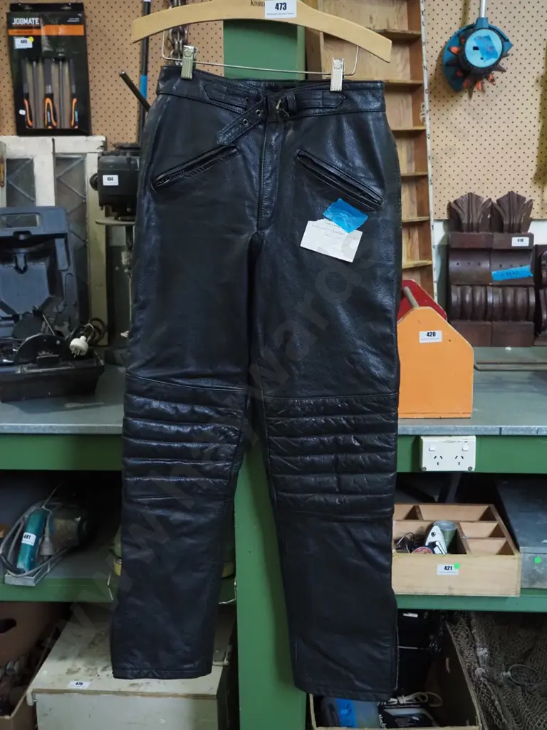 pair of womens leather 40" motorcycle pants Image 1++