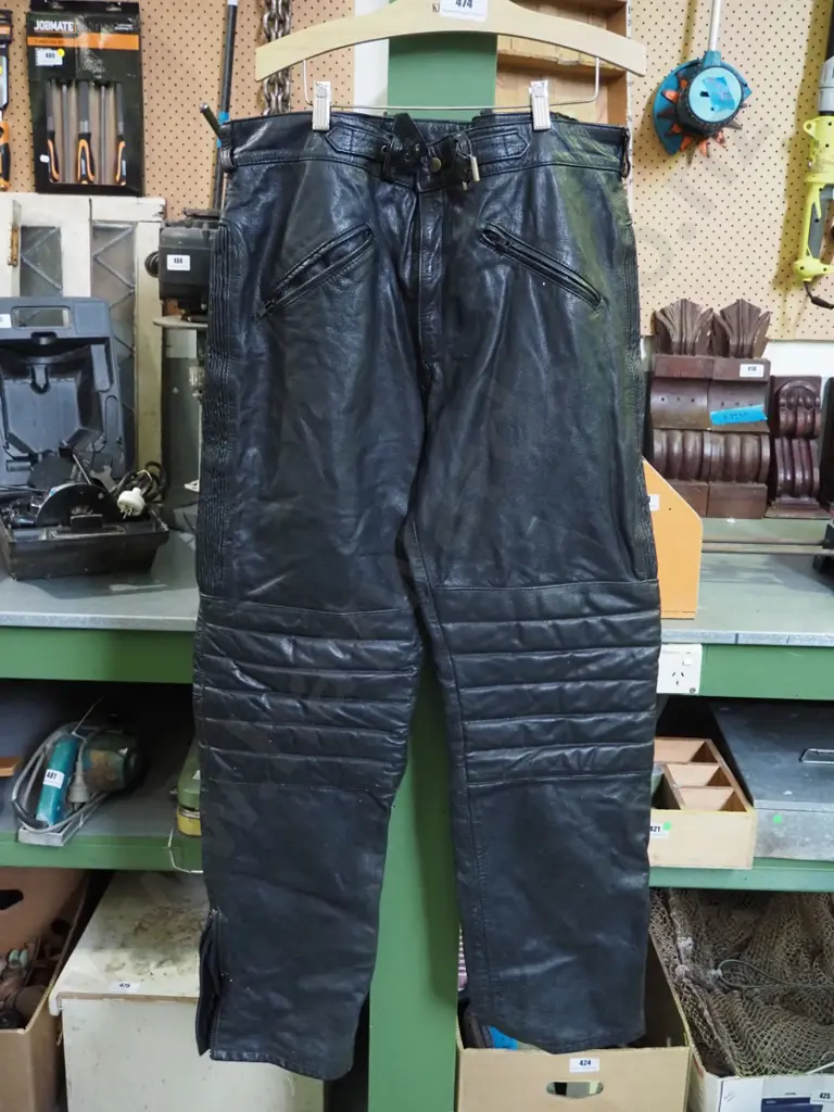 pair of mens 54" leather motorcycle pants Image 1++