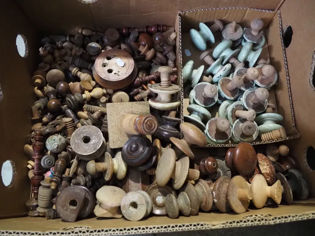 box of wooden cupboard handles etc Image 1++