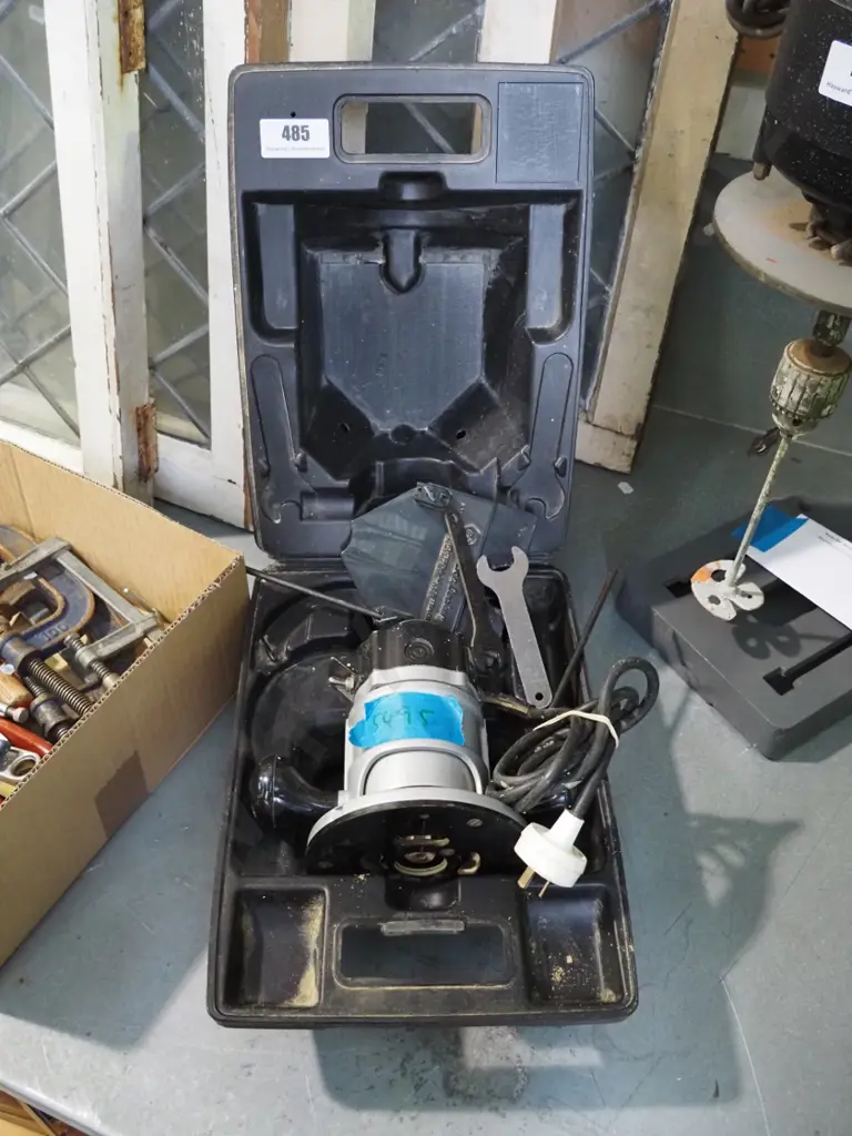 cased B&D plunge router Image 1++
