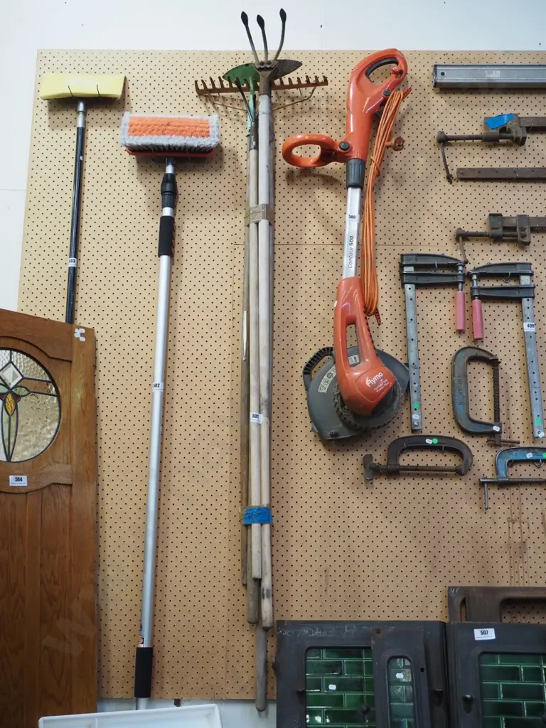 bundle of garden tools Image 1++