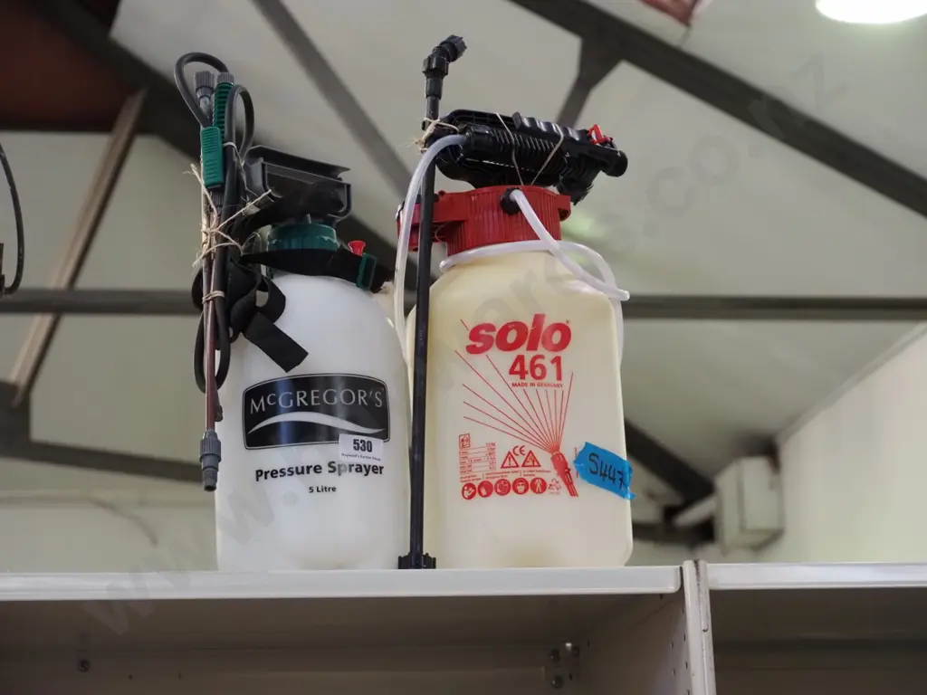 2x garden sprayers Image 1++