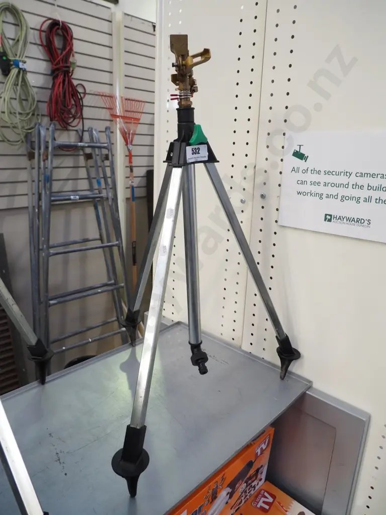 1x impact sprayer on tripod Image 1++