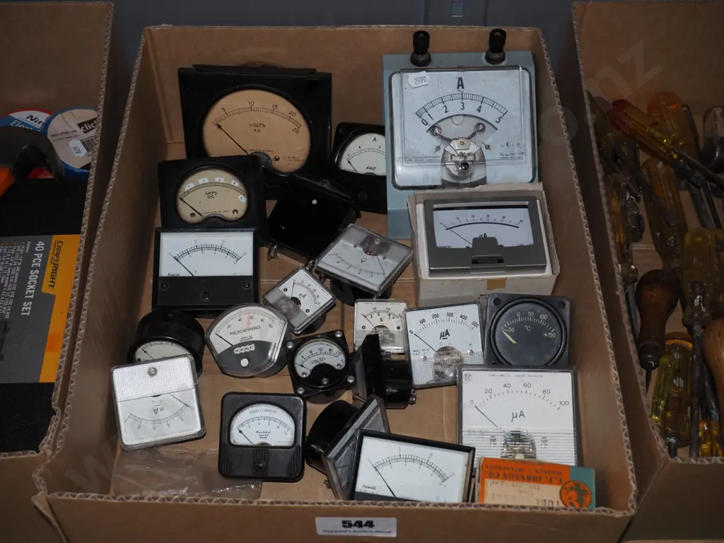 box; various amp and volt dials Image 1++