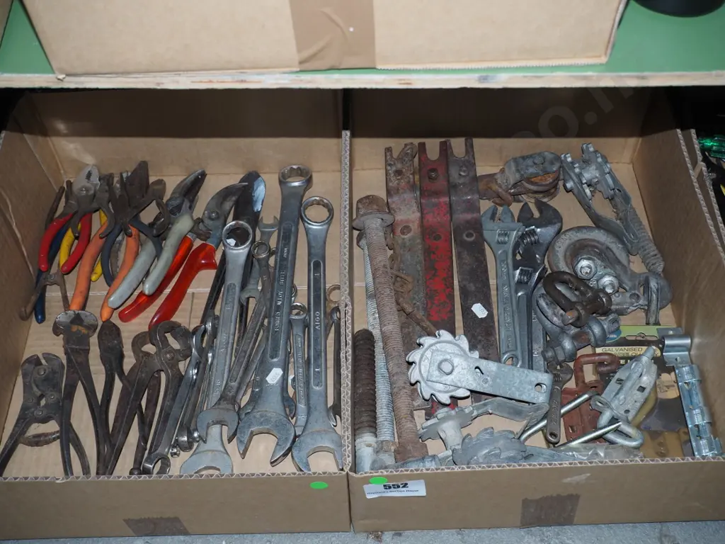 2 boxes; pliers, D shackles etc green dots Image 1++