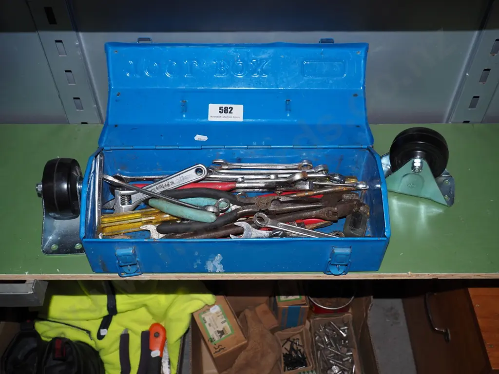 tool box; spanners, pliers, screwdriver, 2x casters Image 1++