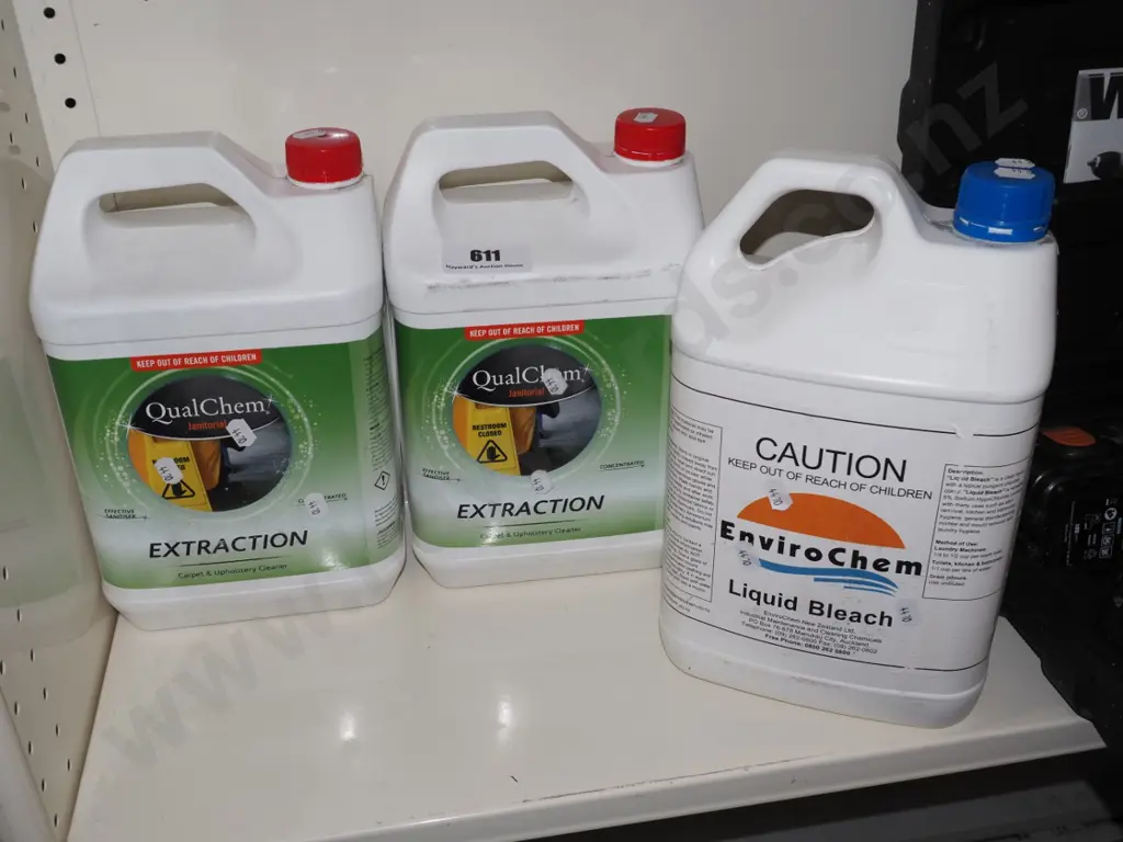 2x containers upholstery cleaner, 1x liquid bleach Image 1++