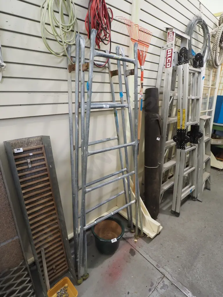 2x scaffolding frames Image 1++