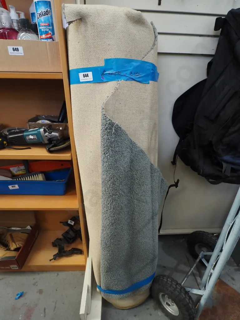 roll of green carpet L-2900 W-2160 Image 1++