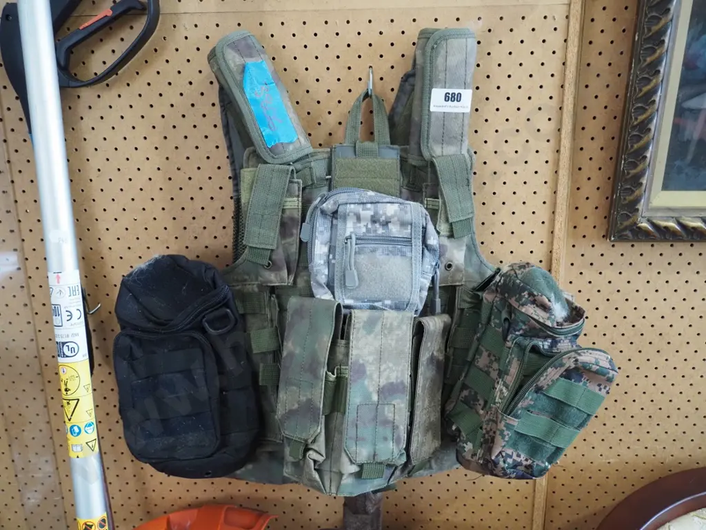 camouflague military vest with numerous pockets Image 1++