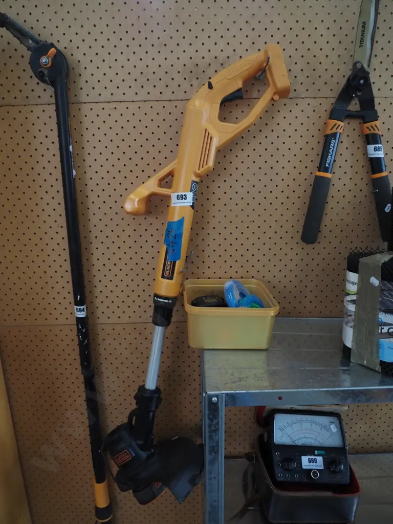 B&D light weight battery powered line trimmer Image 1++