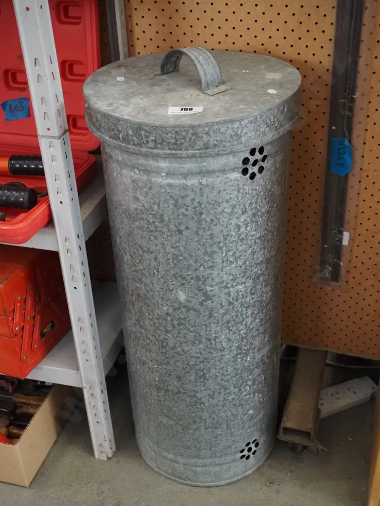galvanised rubbish bin and lid Image 1++