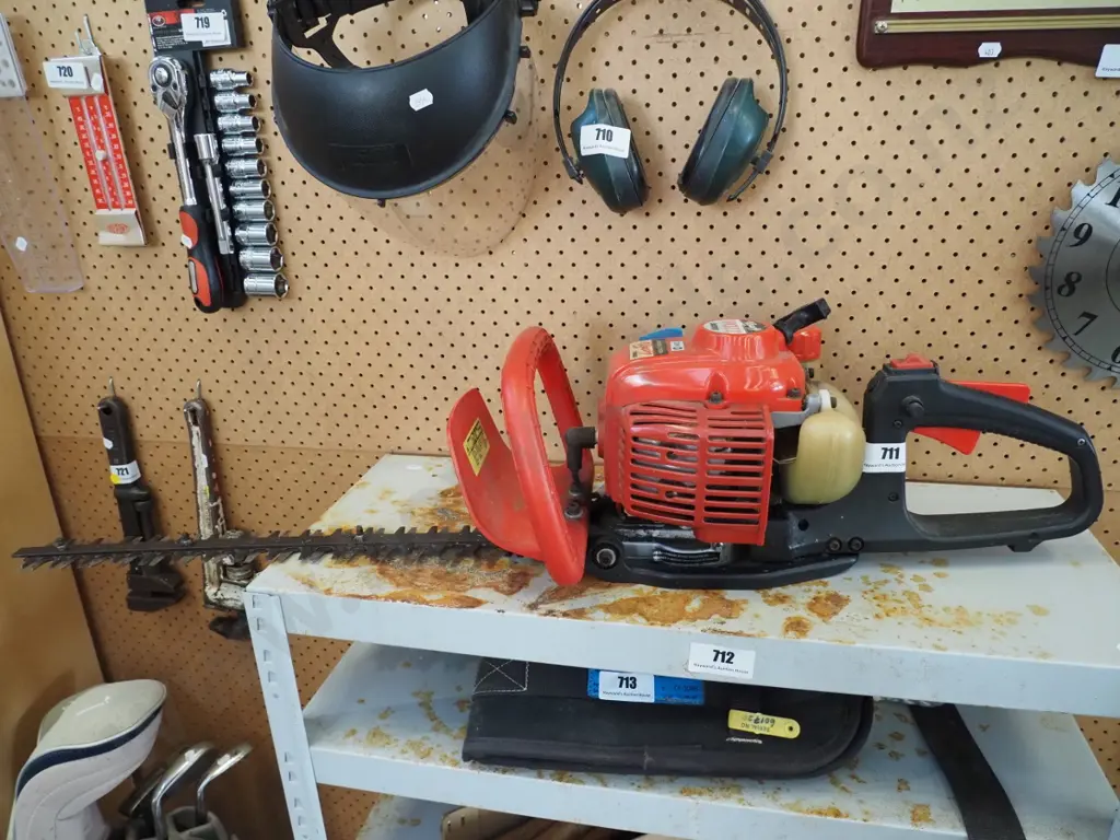 Shindawa 2 stroke hedge trimmers Image 1++