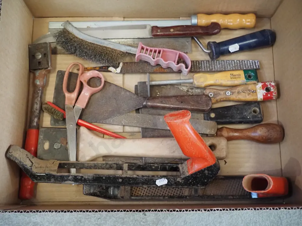 box; rasps, files, wire brush etc Image 1++