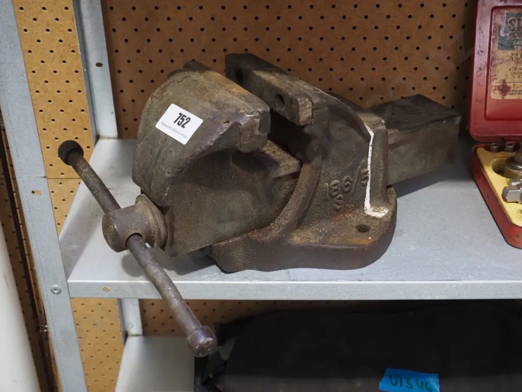 Woden 188 engineer's vice Image 1++