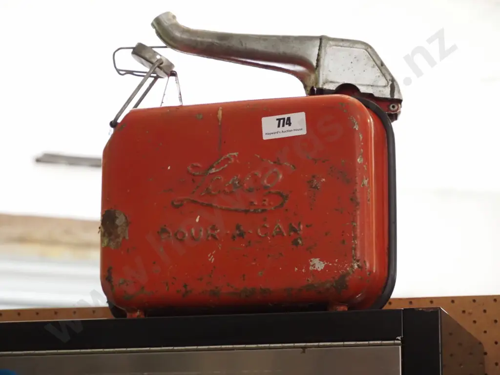 Lesco pourer can - lid needs attention Image 1++