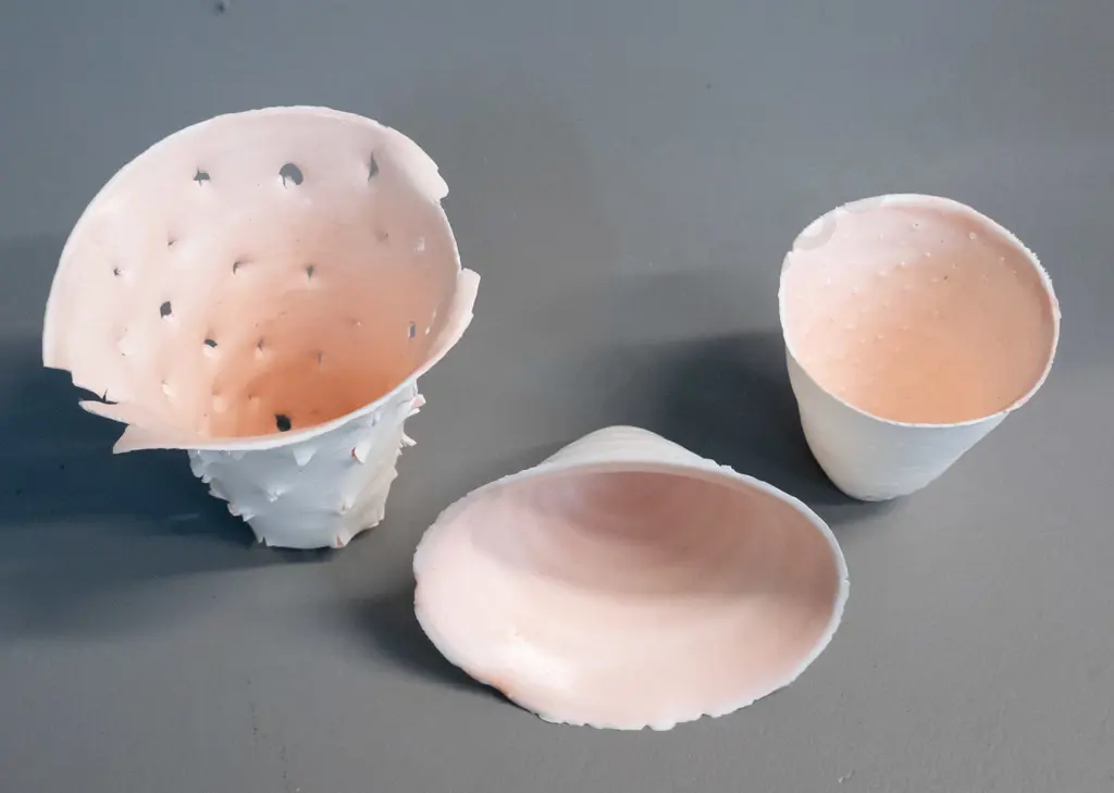Emily Siddell 2001 - 3x pink porcelain beakers Image 1++