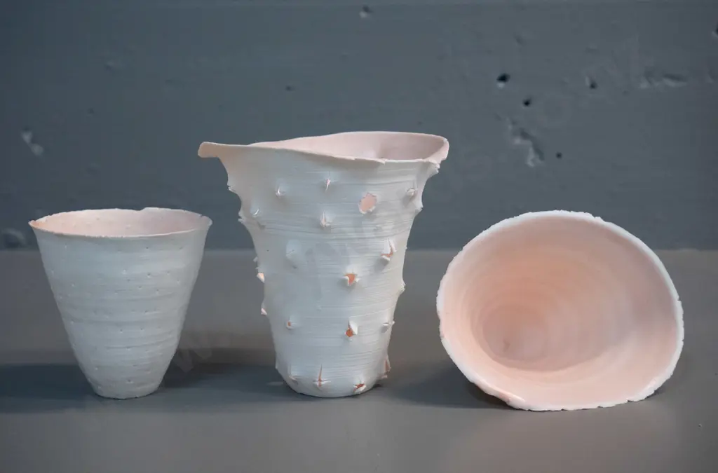 Emily Siddell 2001 - 3x pink porcelain beakers Image 1++
