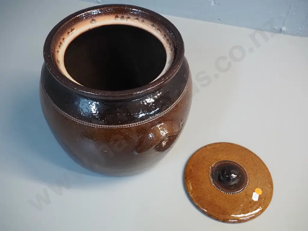 large salt-glazed lidded handled crock / jar - no maker's marks H-280 W-320 Image 1++
