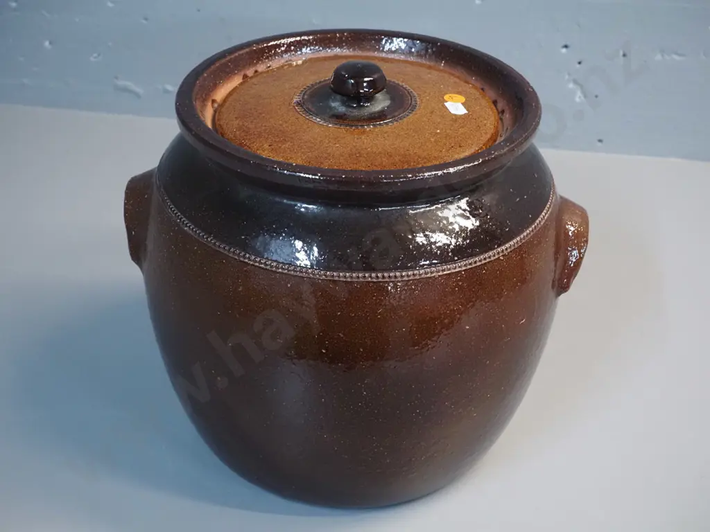 large salt-glazed lidded handled crock / jar - no maker's marks H-280 W-320 Image 1++