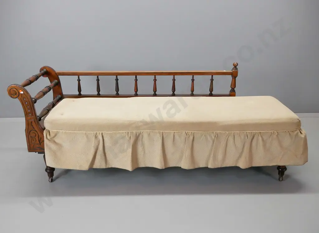 Edwardian beech rail back daybed having turned gallery on back, turned rail to one end, spring base on turned legs Image 1++