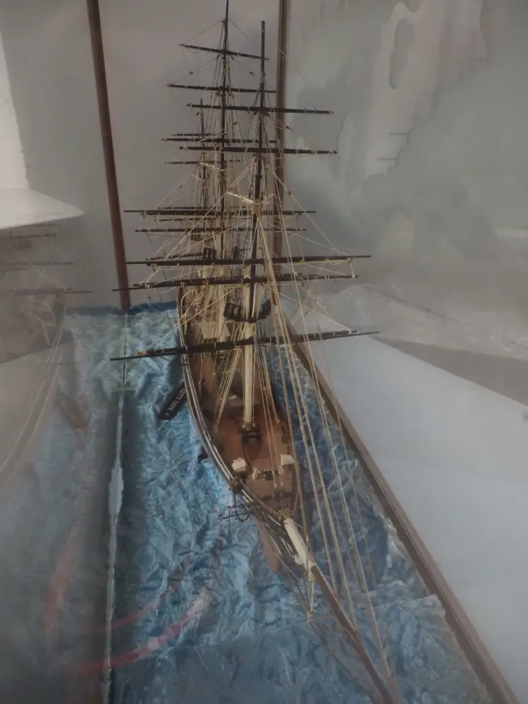 vintage rigged timber model sailing ship in glazed display case - The Cutty Sark. Case H-640 L-1020 D-380 Image 1++