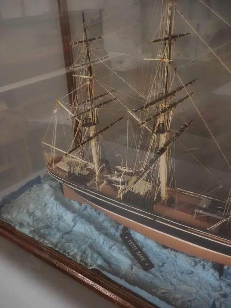 vintage rigged timber model sailing ship in glazed display case - The Cutty Sark. Case H-640 L-1020 D-380 Image 1++