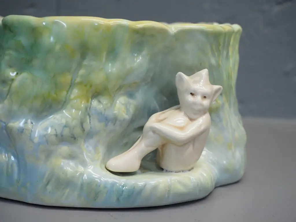 vintage Sylvac gnome and bunnies salad bowl - minor star shaped crack to base D-175 Image 1++
