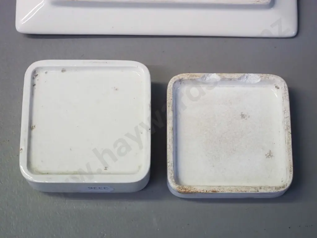 2 small Delft plates or wall plaques W-125 L-150 and a Violette de Parme toothpaste pot with Image 1++