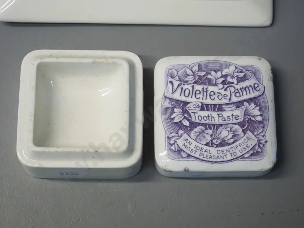 2 small Delft plates or wall plaques W-125 L-150 and a Violette de Parme toothpaste pot with Image 1++