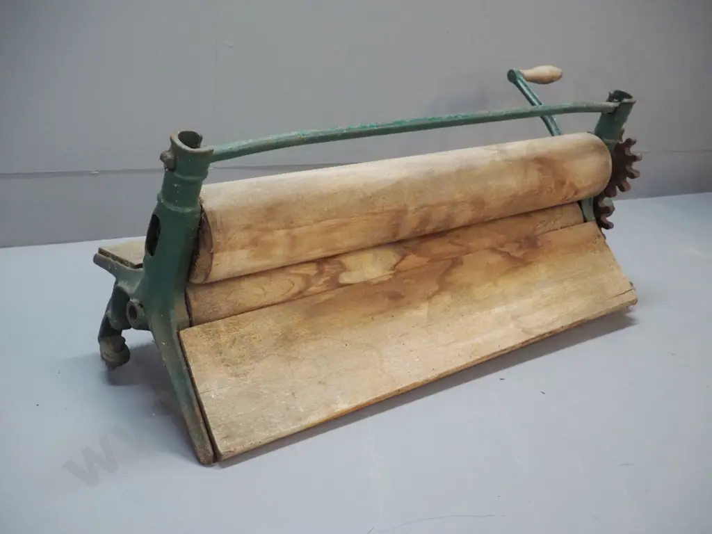vintage cast iron and timber laundry mangle - mechanism siezed H-310 W-750 D-250 Image 1++