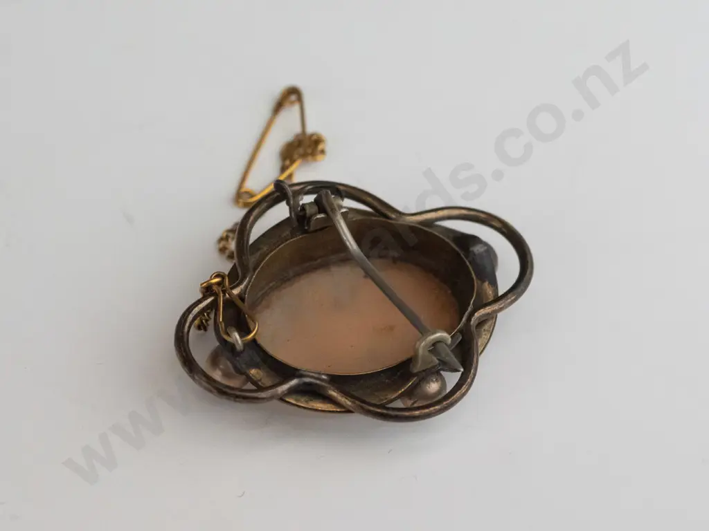 gold plated cameo brooch Image 1++