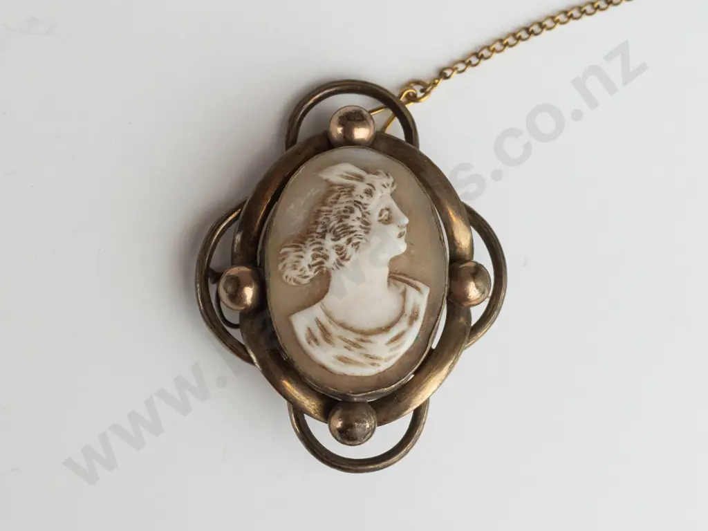 gold plated cameo brooch Image 1++
