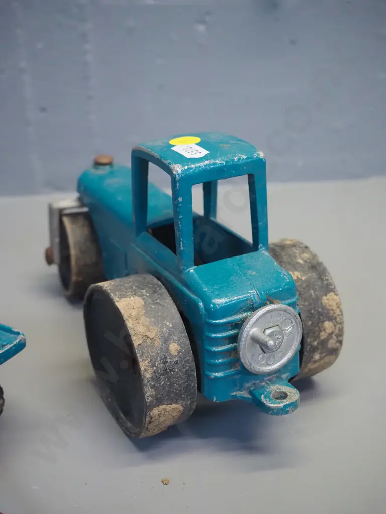 Fun Ho die-cast model road roller L-230 and flatbed trailer L-230 Image 1++