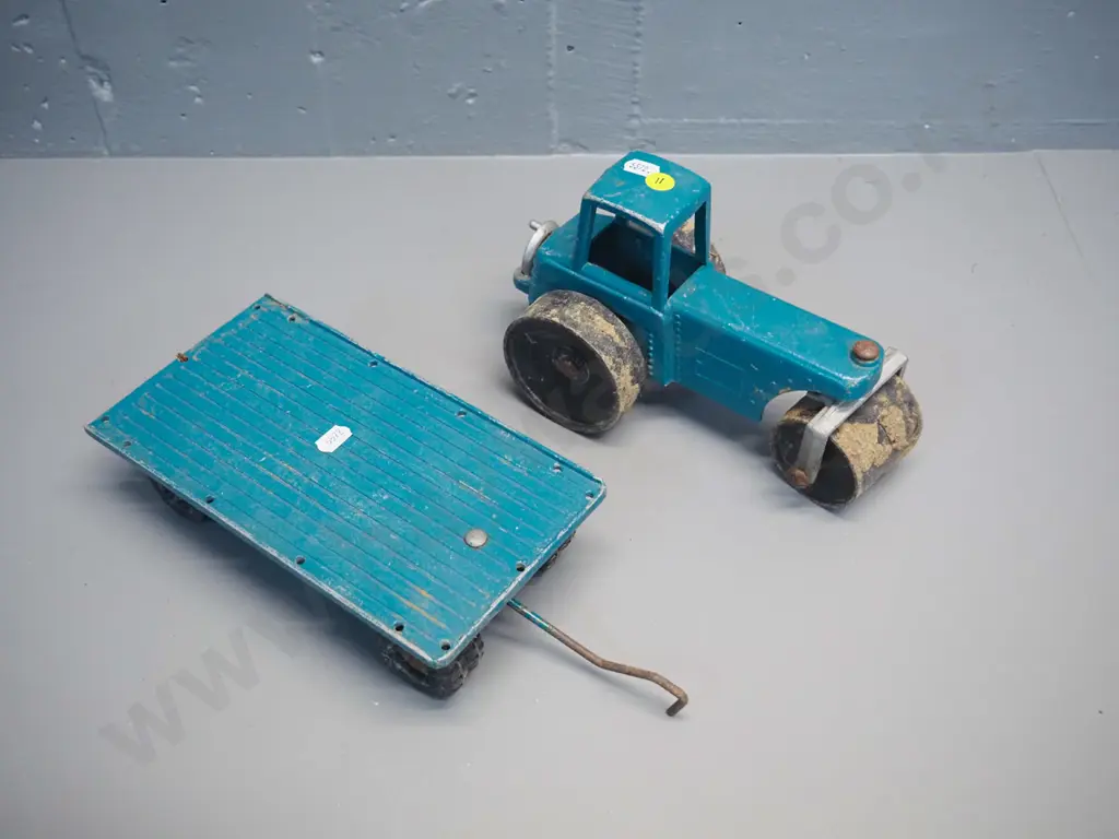 Fun Ho die-cast model road roller L-230 and flatbed trailer L-230 Image 1++