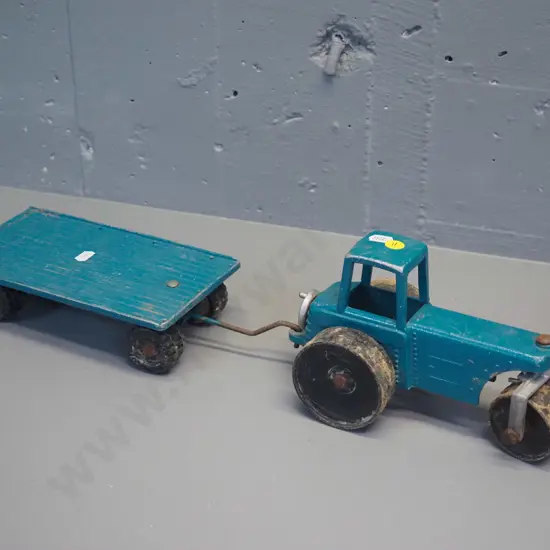 Fun Ho die-cast model road roller L-230 and flatbed trailer L-230