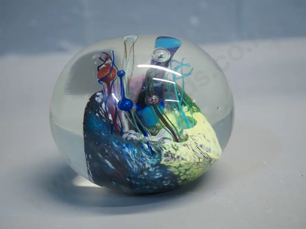 Peter Viesnik NZ art glass paperweight - signed Viesnik '98. D-80 Image 1++