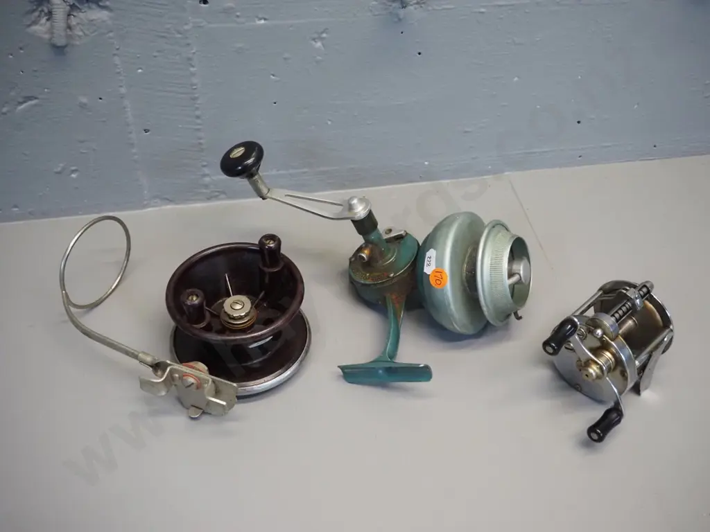 3 fishing spinning reels - Ru-Pacific French, Pflueger pocket reel, bakelite & metal Alpha Image 1++