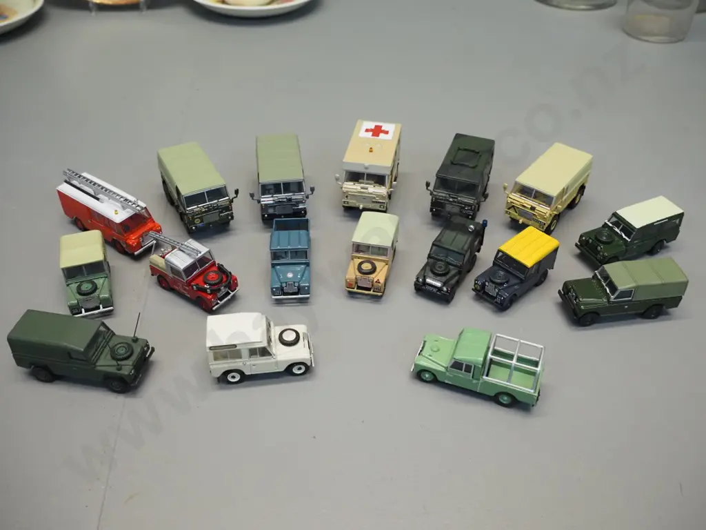 17 assorted Oxford small die-cast military vehicles, most are Land Rover models Image 1++