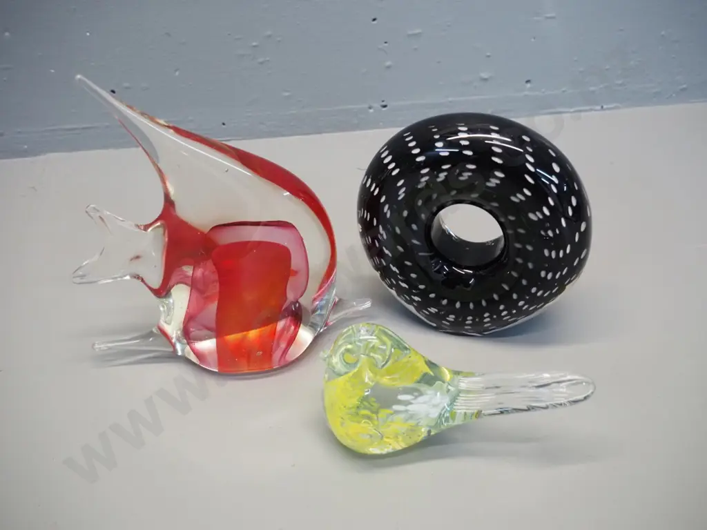 3 pieces of art glass - yellow & clear bird, clear, black and white circular w/worn label on base and a fish H-170 L-150 Image 1++