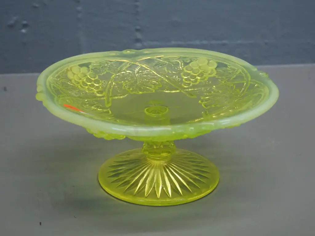 bright green uranium glass grape pattern small comport bowl H-70 D-155 Image 1++